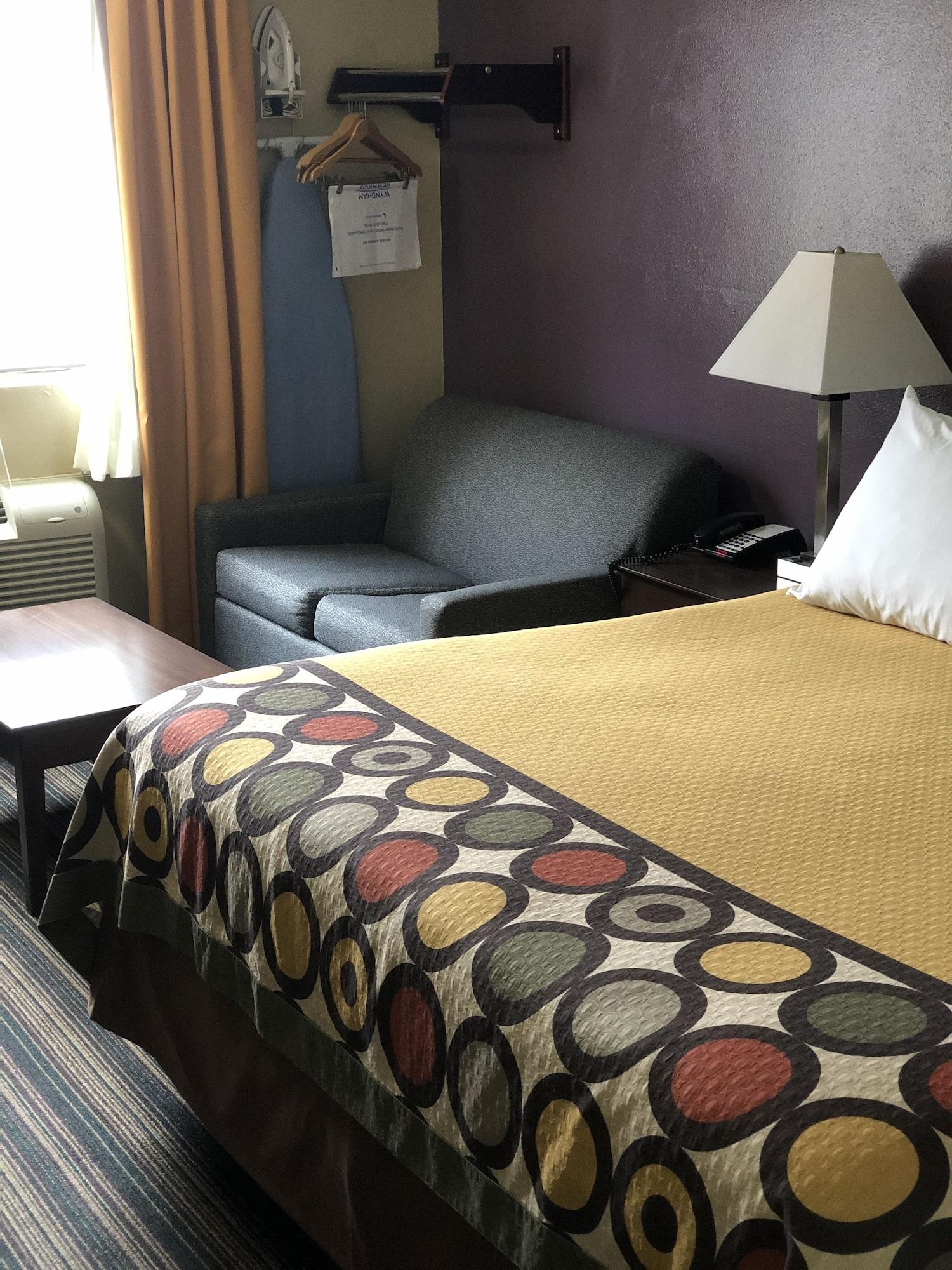 Super 8 By Wyndham Natchitoches Motel Exterior photo